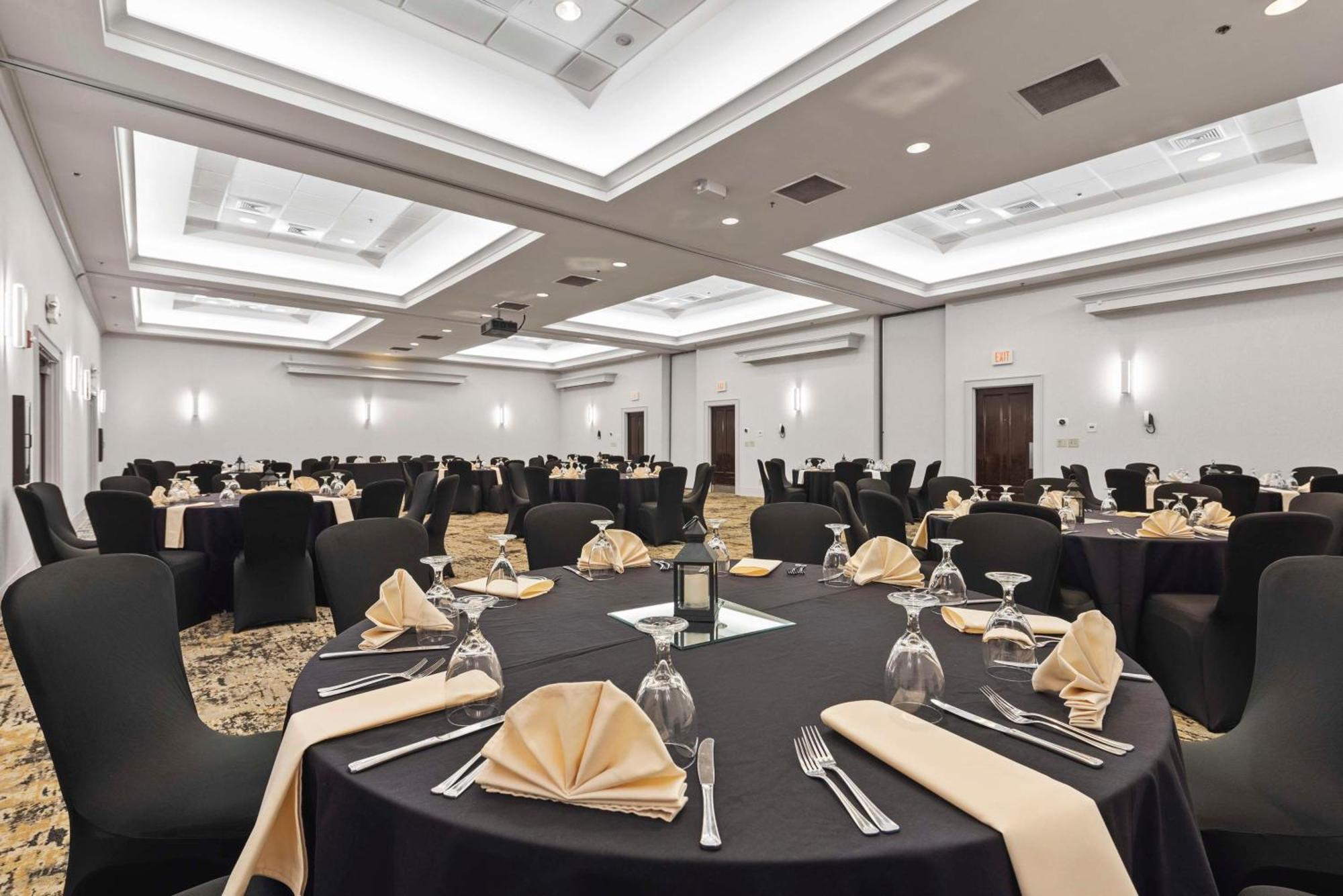 Doubletree By Hilton Columbus Hotel Buitenkant foto